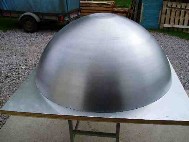 Vakumformningsverktyg i aluminium för att forma en lampkupa, 112 cm i diameter.